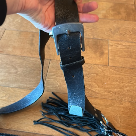 Chunky leather half moon handbag - Picture 7 of 9